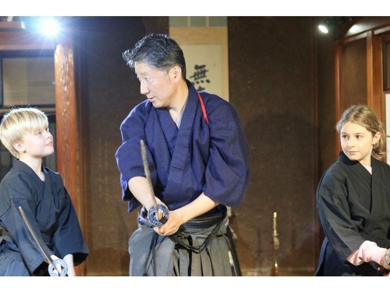 [SALE][Tokyo・Asakusa][Private] Samurai experience for 2-8 people! Learn authentic techniques from active movie actors! Beautiful swordplay, Japanese spirit and technique all here!の紹介画像