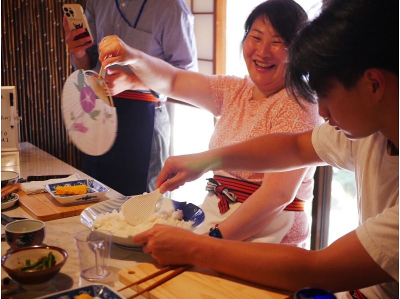 [促销] [东京/浅草] 与日本妈妈一起享受有趣的日本料理体验！真是妈妈的智慧啊！色彩缤纷的蔬菜寿司体验！の紹介画像