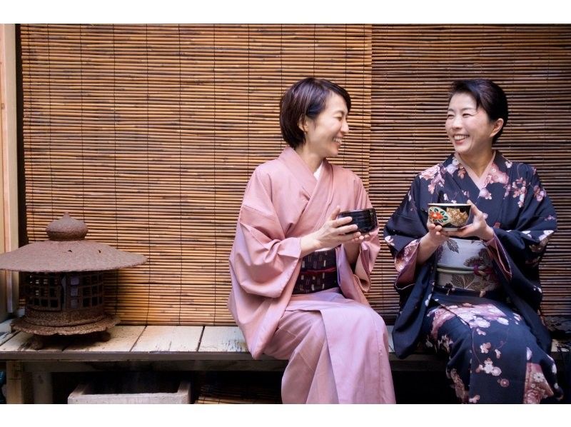 슈퍼 여름 세일 2024 [도쿄 · 아사쿠사]] 세트로 매우 유익! 일본의 엄마들과 즐겁고 아름다운 수반 스시를 만들어, 진짜 말차를 체험!の紹介画像