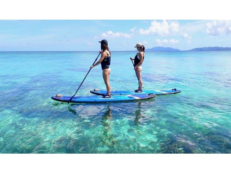 [Okinawa/Onna Village] SUP experience in the beautiful sea! The staff also took a commemorative photo when landing on a deserted island! Beginners and children welcome! Empty-handed! Please come and make memories♪の紹介画像