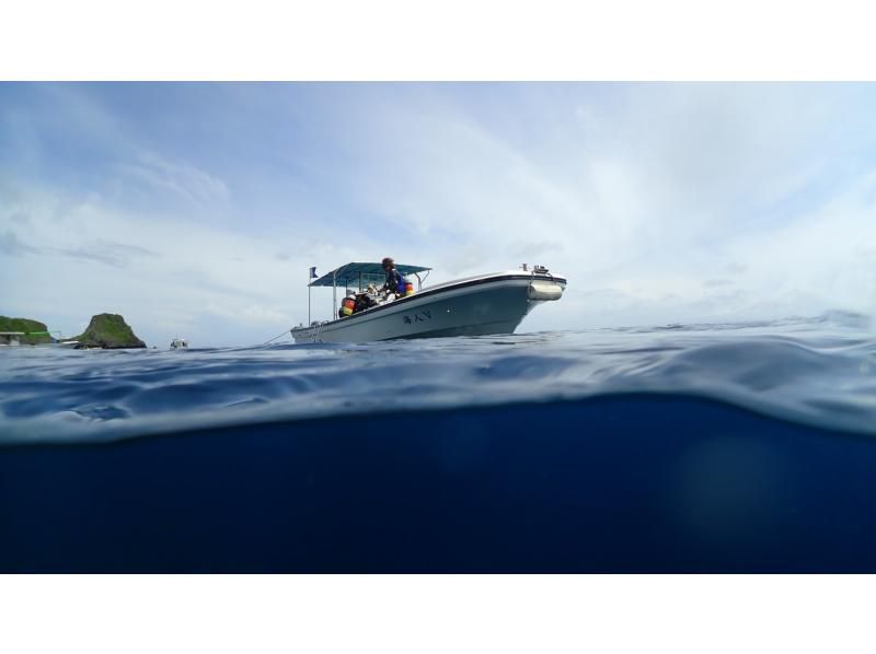 【青の洞窟・恩納村推奨グリーンフィンズ導入ボート体験ダイビング】当ツアーは、魚の餌付けはありません★珊瑚にやさしい日焼け止めプレゼントの紹介画像