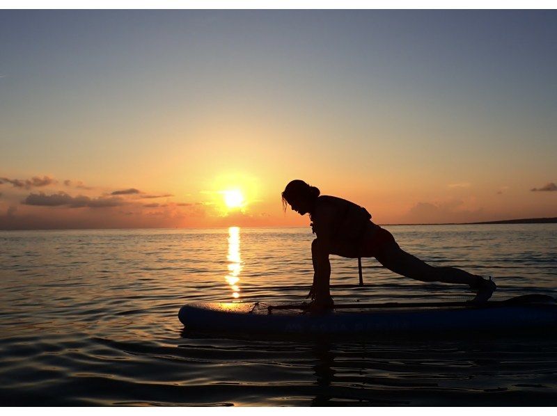 [Miyakojima/Private/Evening] {Enjoy Miyakojima} Sunset SUP & Private Sea Turtle Snorkeling ★Limited to one group per day★Free photo dataの紹介画像