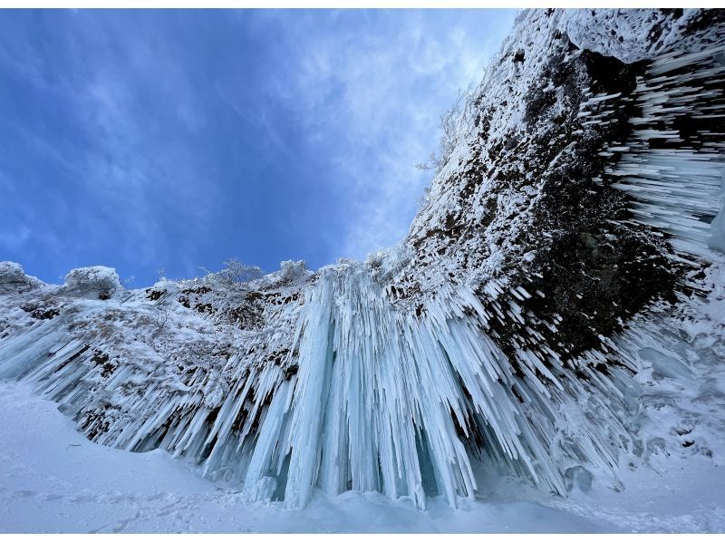 [Yamagata/Zao] Icefall tour Yamagata's spectacular snow trekking! Enter the world of ice like in the movies ☆ Guide accompanying and equipment rental available, even beginners of snowy mountains can participate!の紹介画像
