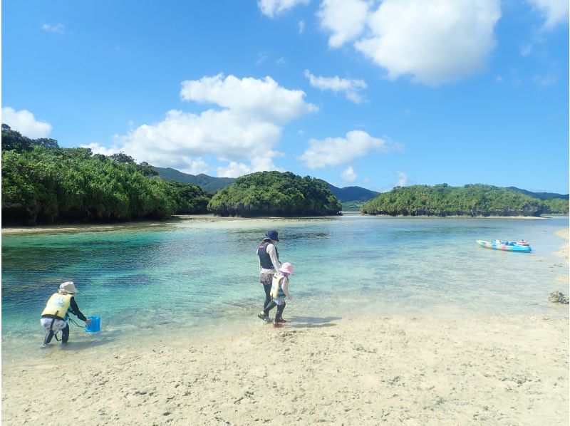 Okinawa Ishigaki Island Recommended for families with children Tours that children will enjoy Canoeing Kayaking Uninhabited island Kabira Bay Sea Smile Ishigaki Island