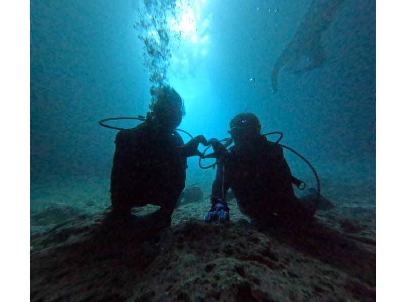 【沖縄 恩納村青の洞窟】10大特典無料 沖縄 青の洞窟ボート体験ダイビング 　専属ガイド・Goproカメラレンタル特典満載の紹介画像