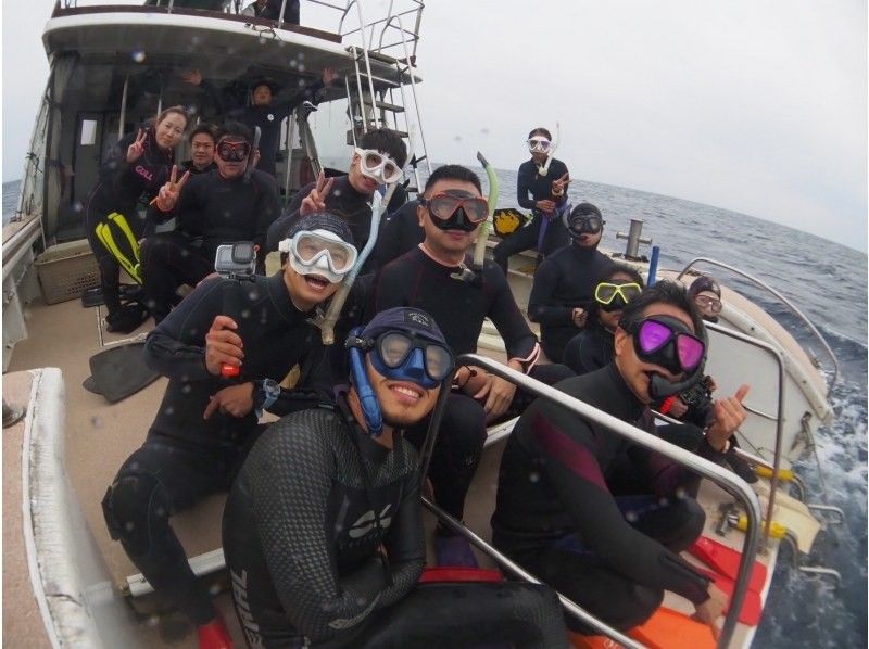 【沖縄本島・宜野湾発】ホエールスイム&ウォッチング⭐️写真、動画その場でプレゼント⭐️器材レンタル込⭐️ライセンス必須⭐️1,2,3月限定の紹介画像