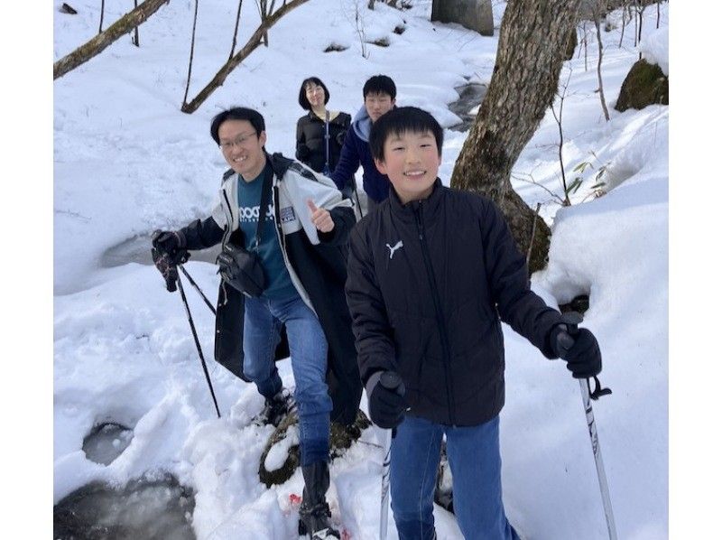 お手軽　スノートレッキング　1時間30分以内　安全な雪の森の中をちょっとだけ体験　のんびり 秘密のトレイル散策プランの紹介画像