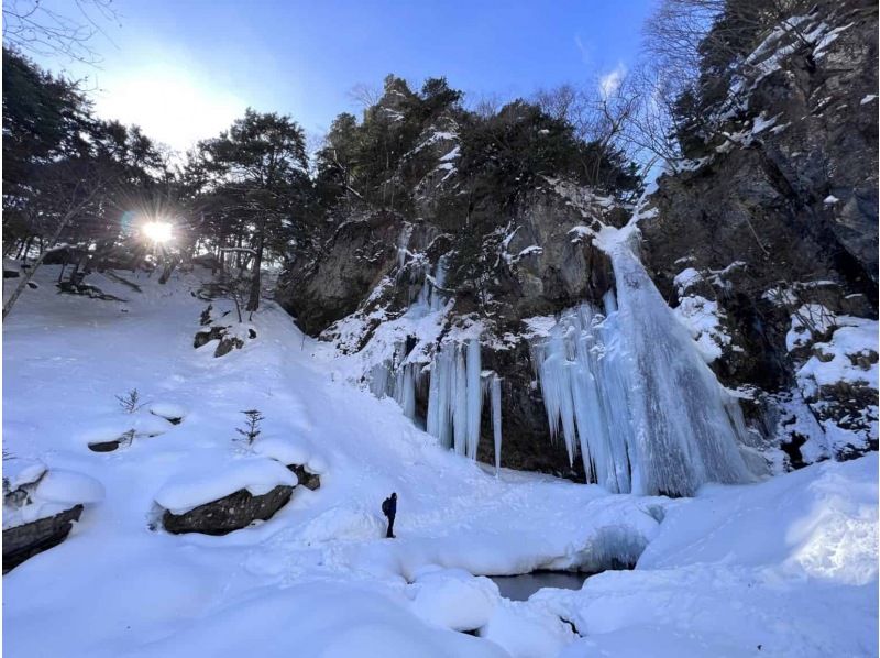 【栃木・日光】氷瀑スノーシューハイク アイスブルーの氷瀑 「庵滝コース」の紹介画像
