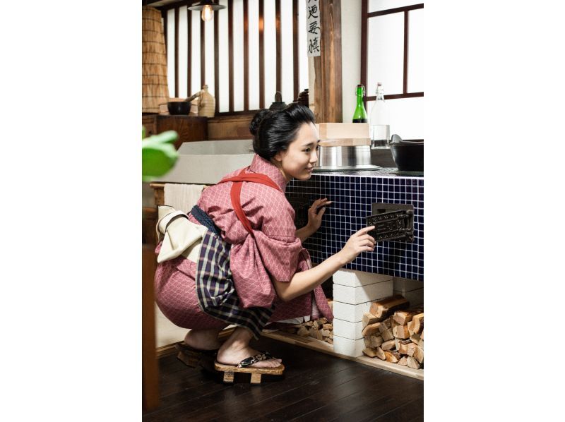 [Ota Ward, Tokyo] Making onigiri in a stove! Time-travel photoshoot in a Taisho-era kitchenの紹介画像