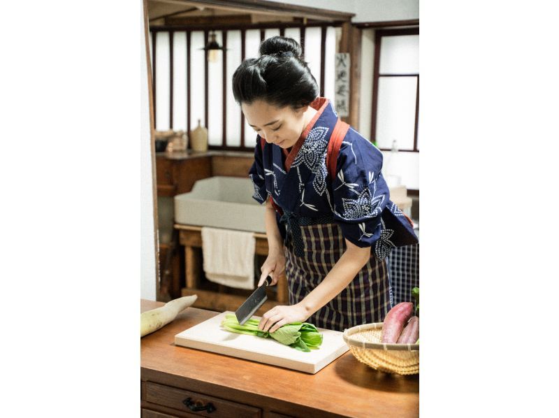 [Ota Ward, Tokyo] Making onigiri in a stove! Time-travel photoshoot in a Taisho-era kitchenの紹介画像