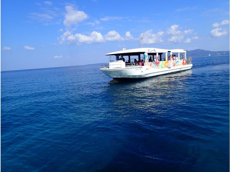 【玻璃船】+【2种喷射海上运动】+【蓝洞船浮潜】冲绳全日享受套餐！の紹介画像