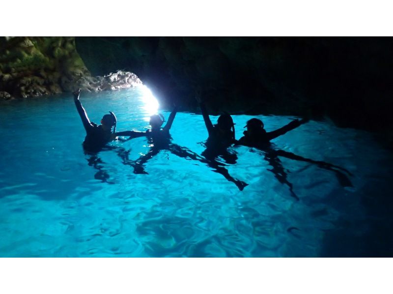[เรือแก้ว] + [กีฬาทางน้ำเจ็ท 2 ประเภท] + [ดำน้ำตื้นในถ้ำสีฟ้า] ชุดความเพลิดเพลินเต็มวันของโอกินาว่า!の紹介画像