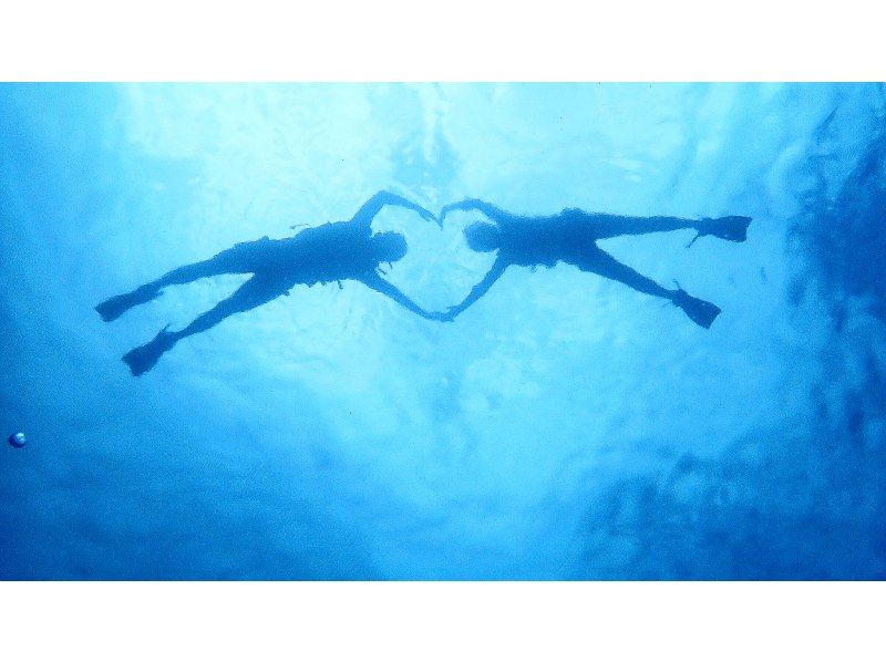 [เรือแก้ว] + [กีฬาทางน้ำเจ็ท 2 ประเภท] + [ดำน้ำตื้นในถ้ำสีฟ้า] ชุดความเพลิดเพลินเต็มวันของโอกินาว่า!の紹介画像