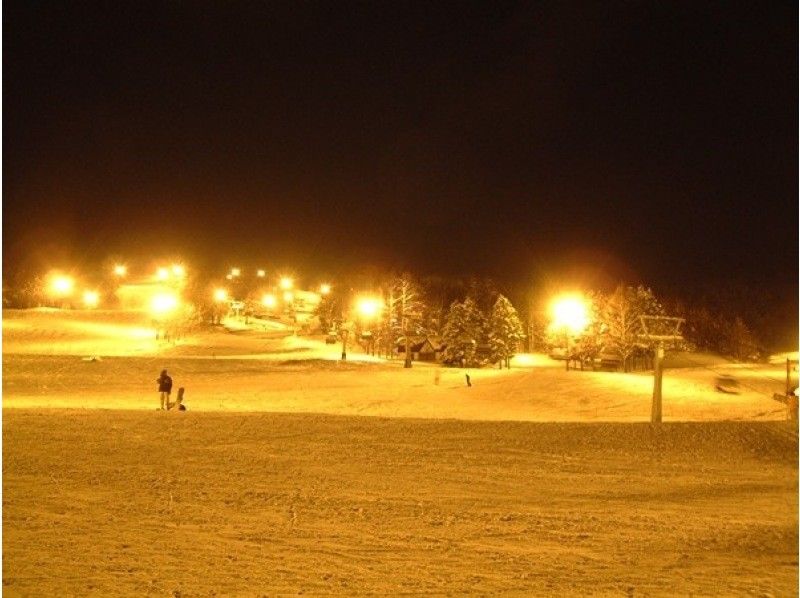 【北海道ルスツ】夕方からでも楽しめるナイタープライベーレッスン！幻想的なゲレンデでスノーボード体験！最高に楽しい雪の世界へようこそ！の紹介画像