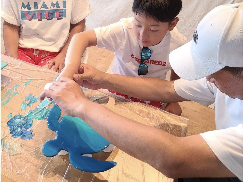 [Ishigaki Island/Resin Art Experience] Cute sea turtles in ocean art♡ Create your own original ocean with an Okinawan-style sea turtle board! Groups are also welcome!の紹介画像