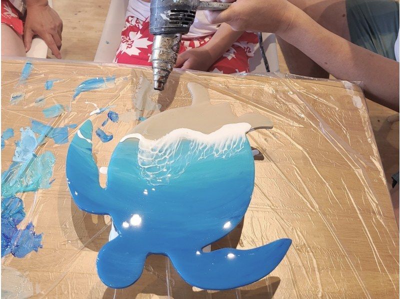 [Ishigaki Island/Resin Art Experience] Cute sea turtles in ocean art♡ Create your own original ocean with an Okinawan-style sea turtle board! Groups are also welcome!の紹介画像