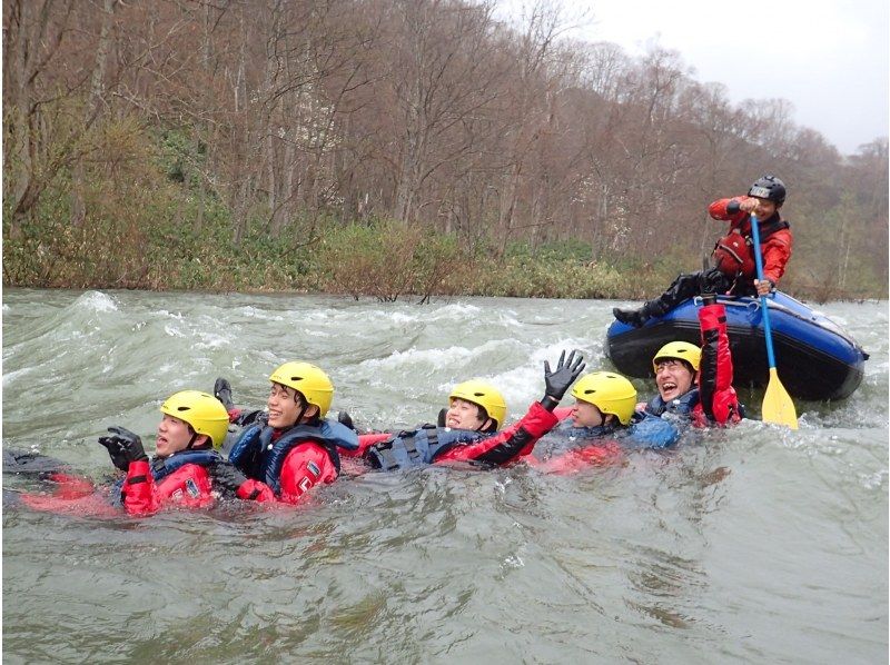[Nisekola Rafting] Spring only ♪ Enjoy thrilling whitewater rafting! 《Group discount for 6 or more people》の紹介画像