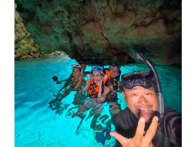 [Onna Village, Okinawa] Still available in October! Boat cruise, Blue Cave snorkeling and beginner SUP. Free GOPRO filming #Brother Lau's shopの紹介画像