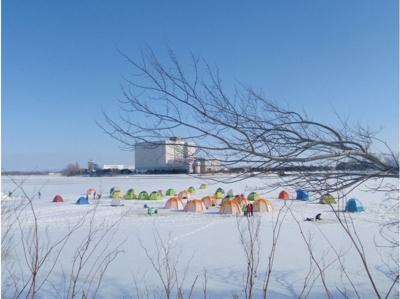 【北海道・札幌近郊茨戸川開催】8:15発 氷上ワカサギ釣り体験 ◆1,300円分のシャトレーゼのスイーツ券または温泉入浴券付きの紹介画像
