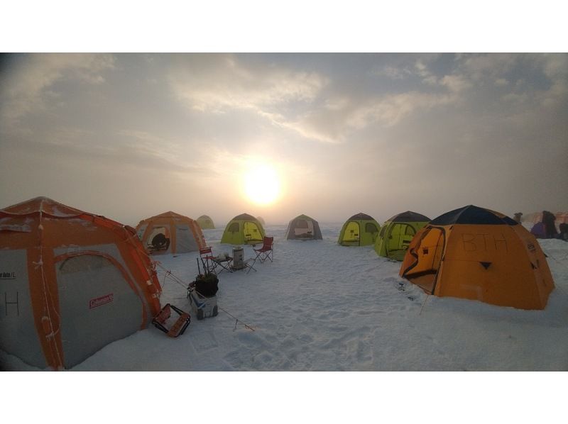 【北海道・札幌近郊茨戸川開催】8:15発 氷上ワカサギ釣り体験 ◆1,300円分のシャトレーゼのスイーツ券または温泉入浴券付きの紹介画像