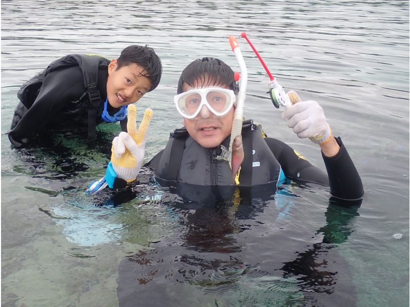 [About 30 minutes from Naha♪] Who is the winner? Let's compete to see how many fish you can catch ♪♪ [Fishing snorkel where you can catch while looking into the sea]★Ages 8-65★Free transportation★の紹介画像