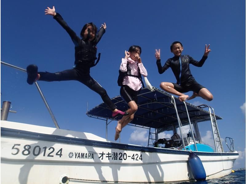 [Chatan, Okinawa] Photo and video present! Boat snorkeling! Let's go see the coral fields! Departing from Chatan, about 2 hours, held 4 times a day, pick-up and drop-off available ※English OKの紹介画像