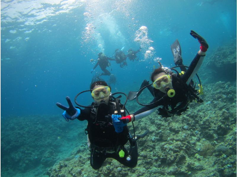 [Chatan, Okinawa] Photo and video present! Boat experience diving! Let's go see the coral fields! Departing from Chatan, about 2 hours, held 4 times a day, pick-up and drop-off available ※English OKの紹介画像