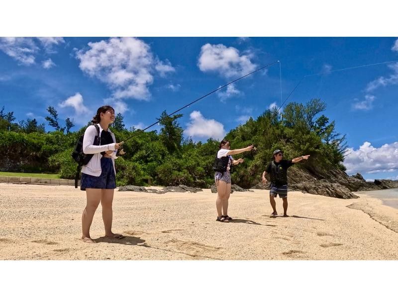 【沖縄・恩納村】ちょこっと釣り！！完全貸切！足漕ぎカヤックで行くルアーフィッシング☆初心者歓迎☆の紹介画像