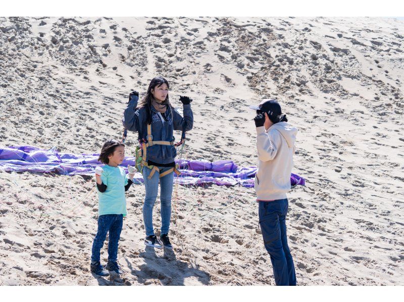 幾十米高！鳥取在沙丘滑翔傘經驗（半天課程）の紹介画像