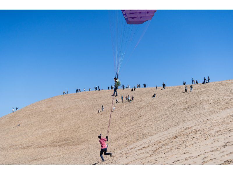 【鳥取砂丘】高さ数10メートルのフライト！パラグライダー体験（半日スクール）の紹介画像
