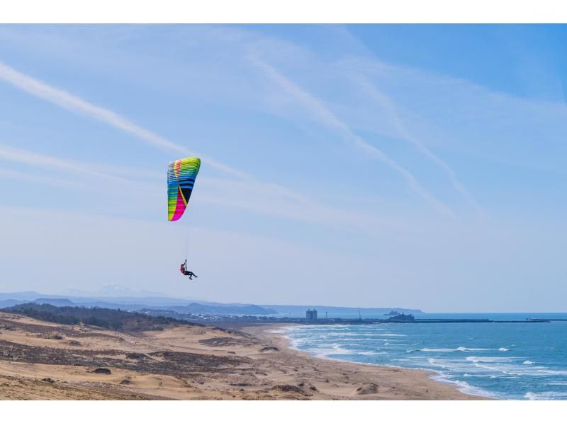 几十米高！鸟取在沙丘滑翔伞经验（半天课程）の紹介画像