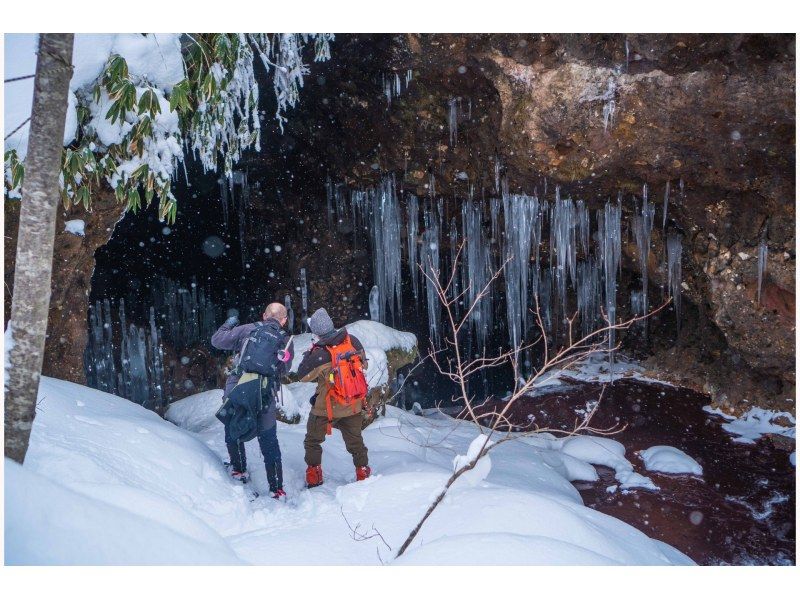 [Hokkaido/Noboribetsu] Limited time for 10 weeks! Spectacular views and snowshoeing tour to explore ice bamboo shoots in Noboribetsuの紹介画像