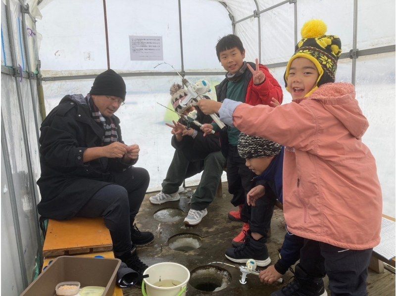 【北海道・札幌】当日予約OK！送迎付の氷上ワカサギ釣り体験！天ぷら付き！男女別水洗トイレ・温かい休憩小屋完備！女性やお子様も安心！の紹介画像