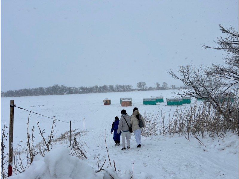 【北海道・札幌】当日予約OK！送迎付の氷上ワカサギ釣り体験！天ぷら付き！男女別水洗トイレ・温かい休憩小屋完備！女性やお子様も安心！の紹介画像