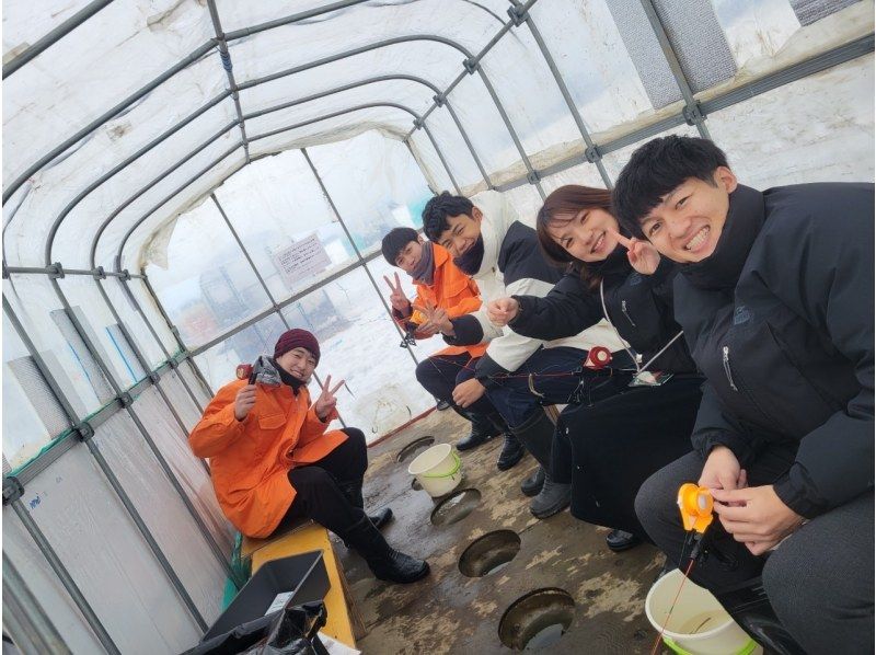 【北海道・札幌】当日予約OK！学割プラン！送迎付の氷上ワカサギ釣り体験！天ぷら付き！男女別水洗トイレ・温かい休憩小屋完備！の紹介画像