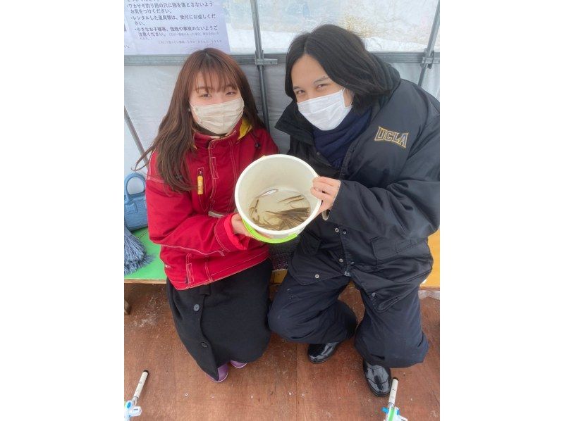 【北海道・札幌】当日予約OK！学割プラン！送迎付の氷上ワカサギ釣り体験！天ぷら付き！男女別水洗トイレ・温かい休憩小屋完備！の紹介画像