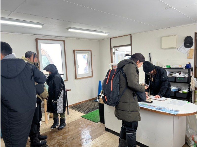 【学生応援】無料送迎つき割安プラン！氷上ワカサギ釣り！の紹介画像