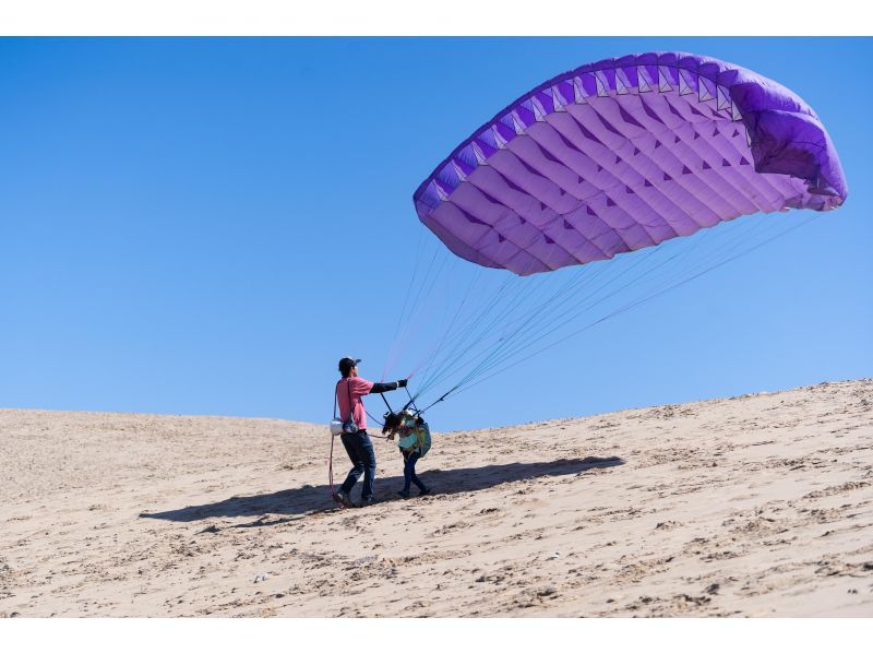 如果您對自己的體能有信心，建議您使用！鳥取在沙丘滑翔傘經驗（1天課程）の紹介画像