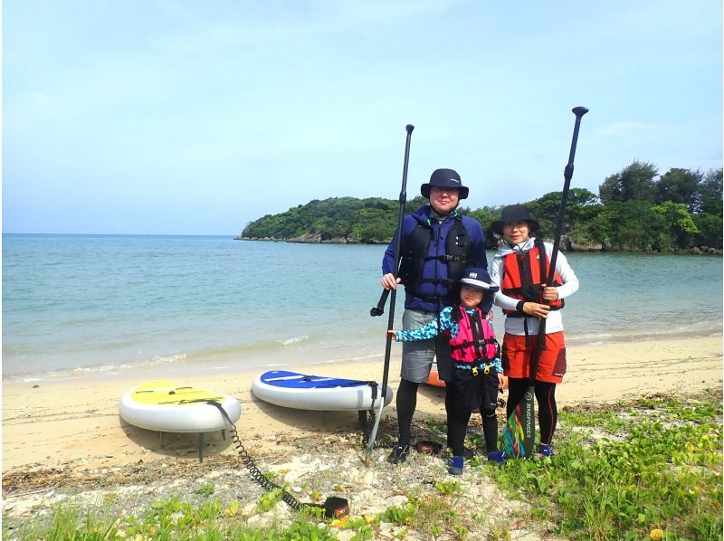 《Family only♪》 Approximately 30 minutes from Naha ♪ Beginner gathering [Natural deserted island landing SUP tour] ★ Half price for 3-7 years old ★ Free transportation ★ Children's exclusive instructor includedの紹介画像