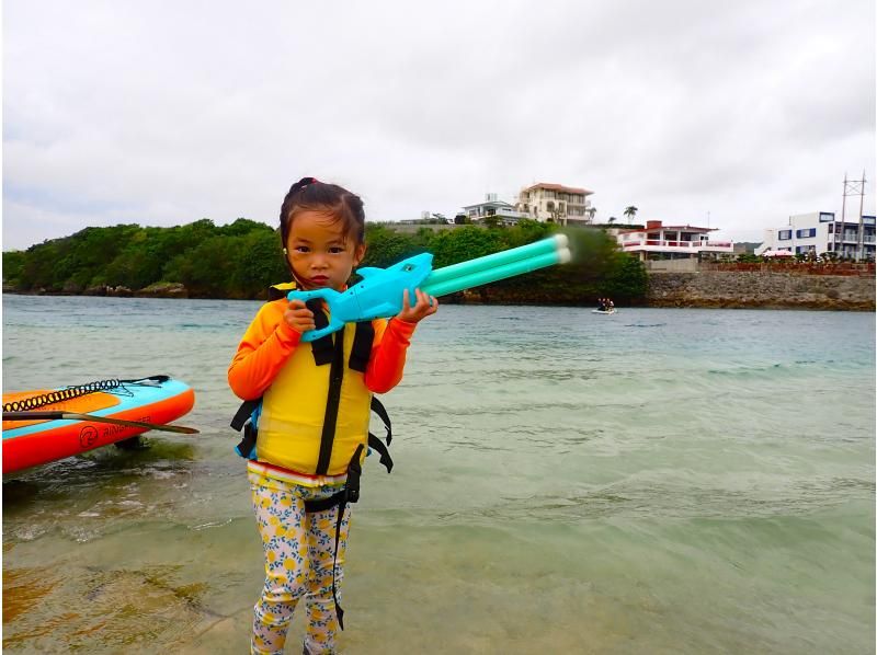 《Family only♪》 Approximately 30 minutes from Naha ♪ Beginner gathering [Natural deserted island landing SUP tour] ★ Half price for 3-7 years old ★ Free transportation ★ Children's exclusive instructor includedの紹介画像