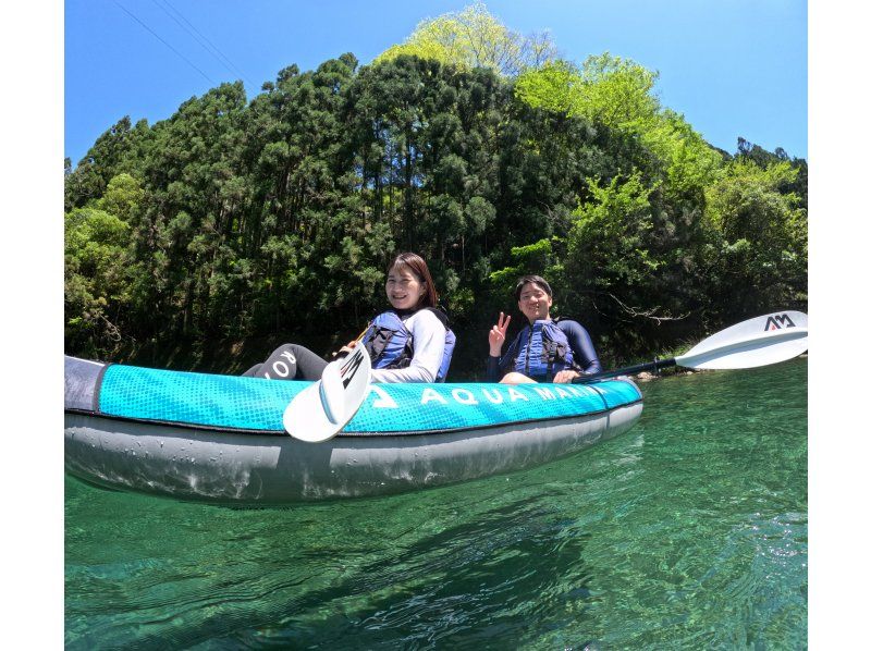 [โคจิ / แม่น้ำนิโยโดะ] ประสบการณ์พายเรือคายัคสองที่นั่งในสถานที่ใกล้กับนิโยโดะบลูมากที่สุด ~ แนะนำสำหรับทริปของเด็กผู้หญิง! !の紹介画像