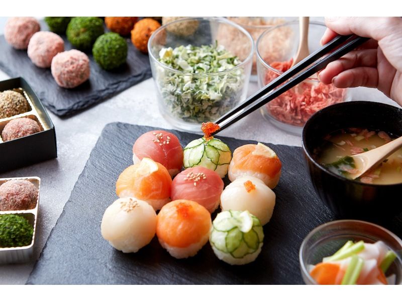 Japanese cooking experience in Asakusa (roll sushi & temari sushi cooking class)の紹介画像