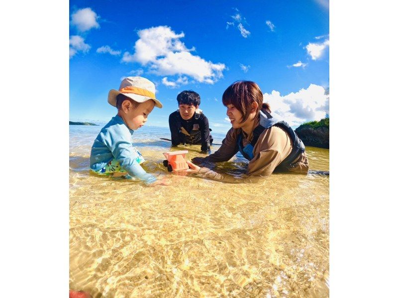 1〜5歳の小さなお客様へ【恩納村・お子様が主役の貸切ビーチツアー】子供の『やりたい！』にトコトン応える！写真＆フォトフレーム付でペットOKの紹介画像