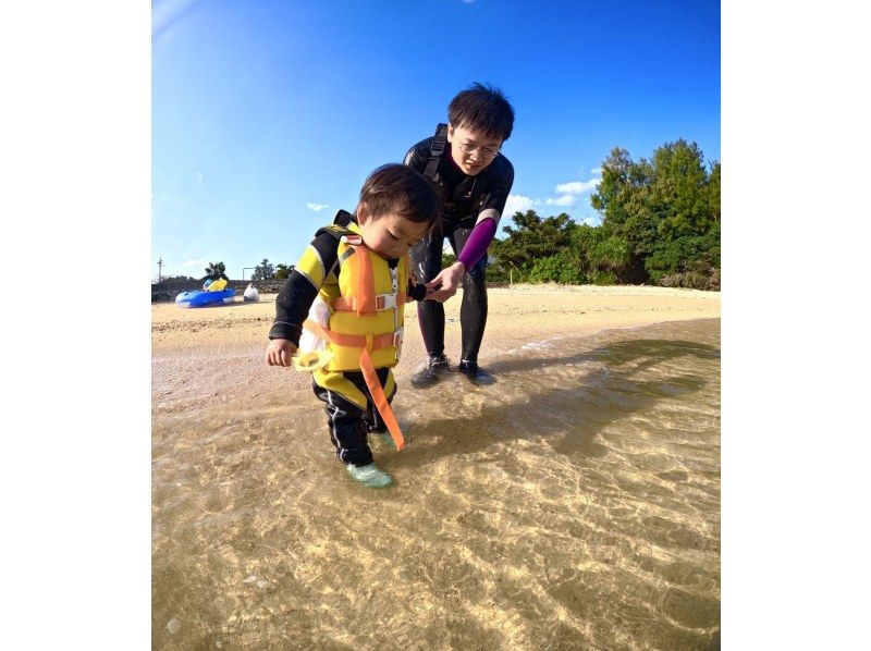 1〜5歳の小さなお客様へ【恩納村・お子様が主役の貸切ビーチツアー】子供の『やりたい！』にトコトン応える！写真＆フォトフレーム付でペットOKの紹介画像