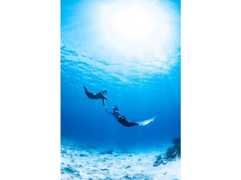 【水納島・瀬底島】ボートスキンダイビング2本　(8歳から参加OK) 写真・動画無料プレゼントの紹介画像