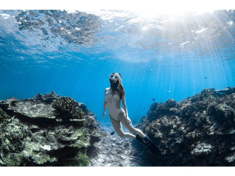 【水納島・瀬底島】ボートスキンダイビング2本　(8歳から参加OK) 写真・動画無料プレゼントの紹介画像