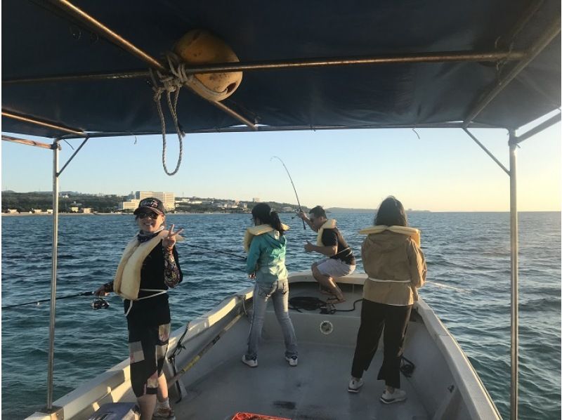 [冲绳美丽海水族馆开车3分钟]轻松私人包船2小时船钓鱼享受计划の紹介画像