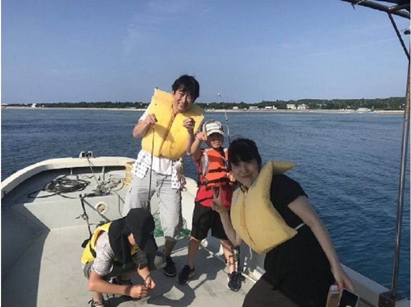 [冲绳美丽海水族馆开车3分钟]轻松私人包船2小时船钓鱼享受计划の紹介画像