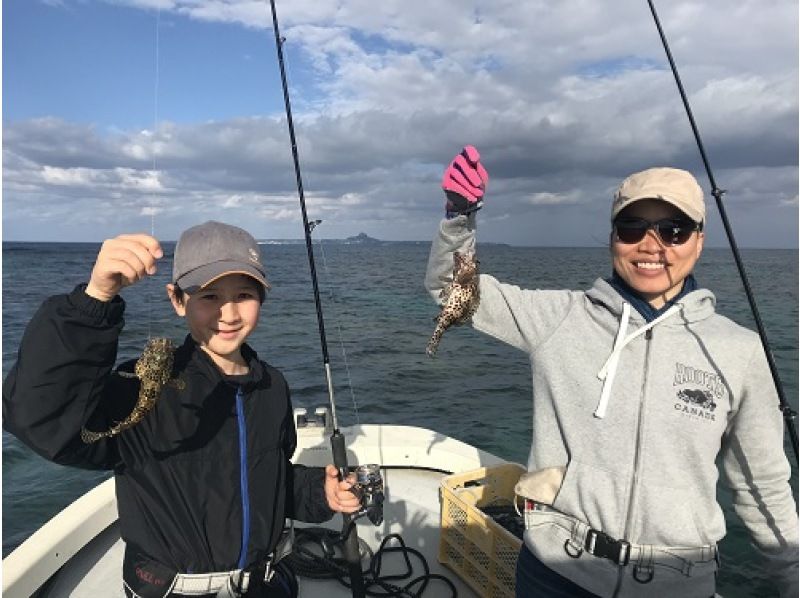 [冲绳美丽海水族馆开车3分钟]轻松私人包船2小时船钓鱼享受计划の紹介画像