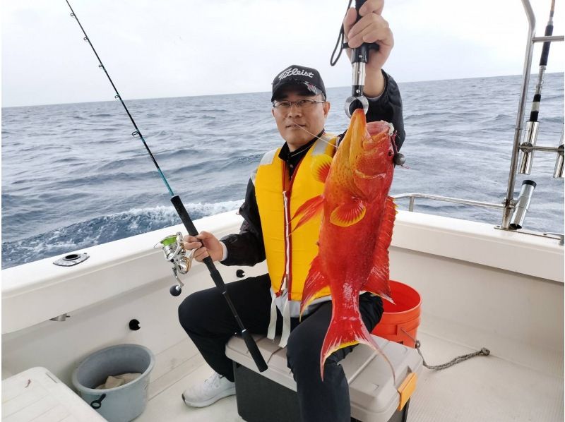 [沖繩・糸滿市]包船暢遊天屋海釣6小時！ / 赤鯛・50cm以上大魚釣魚 / 歡迎初學者 / 包含裝備 / 提供接送服務 / 餐廳介紹の紹介画像